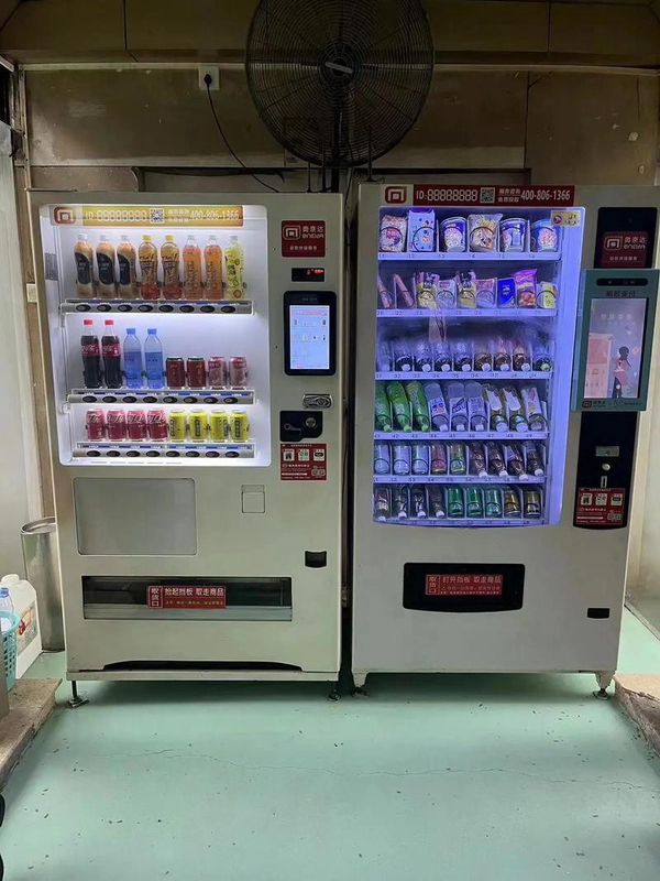 Máquina de venda automática para ginásios cheia de bebidas esportivas para alimentar seu treino