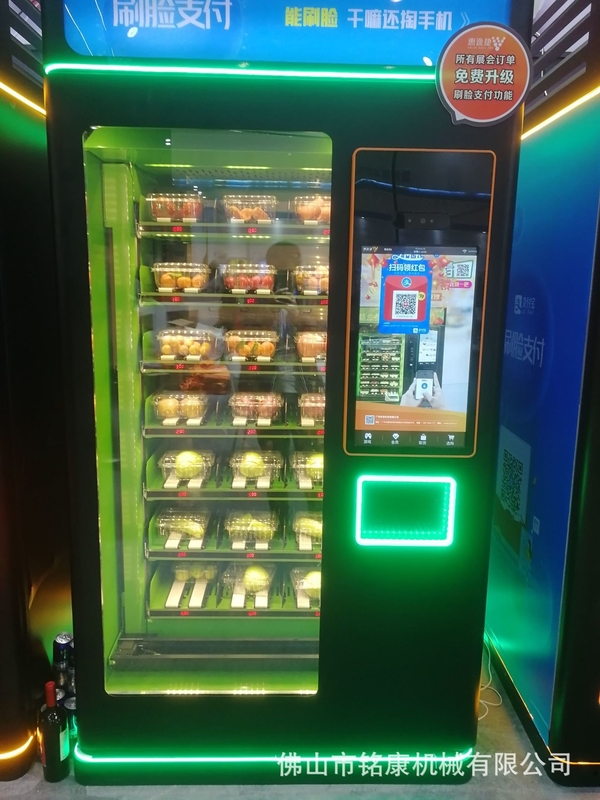 Máquina automática de autoatendimento para aeroportos oferecendo viagens - lanches e bebidas amigáveis