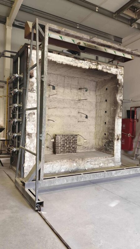 Forno de Resistência ao Fogo Vertical em Conformidade com a ISO 834 com Temperatura de 1200 °C e Construção Modular