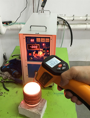 7.5L/Min Induction Heating Equipment Melting que extingue a máquina de alta frequência